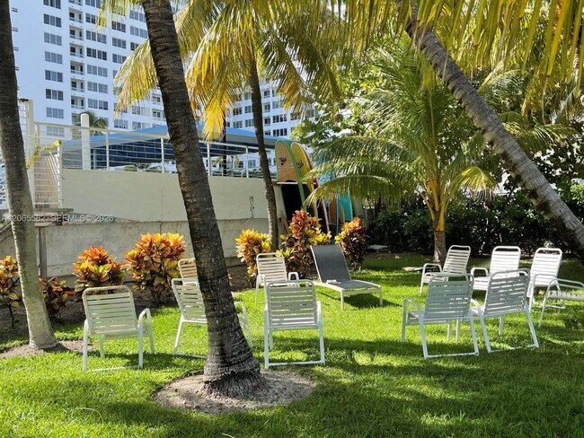 Building Photo - 5001 Collins Ave