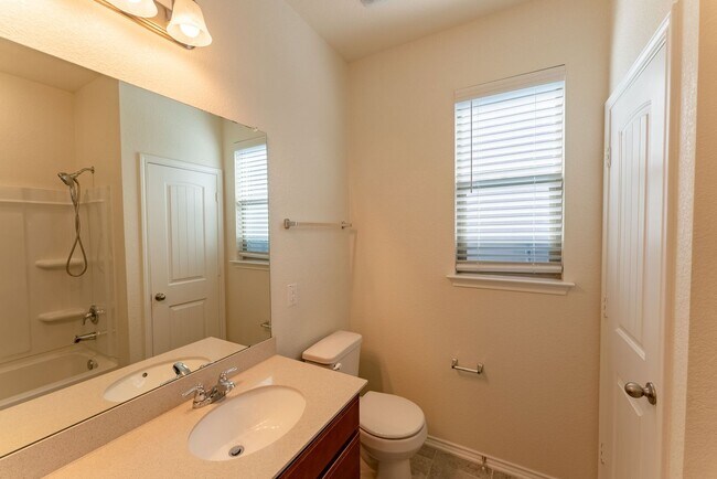 Building Photo - Elegantly Spacious 3-Bed, 2-Bath Home in Round Rock