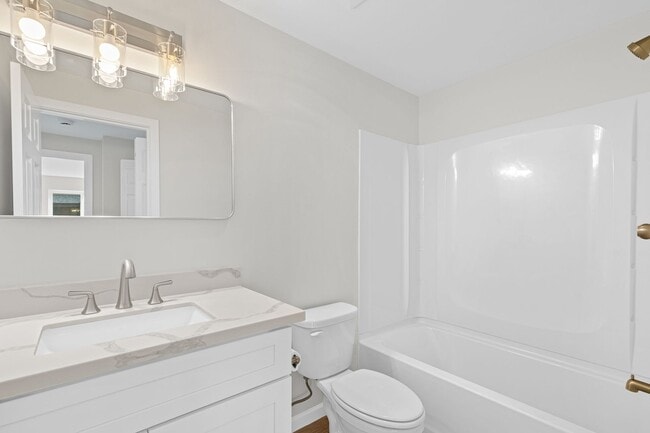 Building Photo - 1 BD 1 BA, beautiful rebuilt condo in conv...