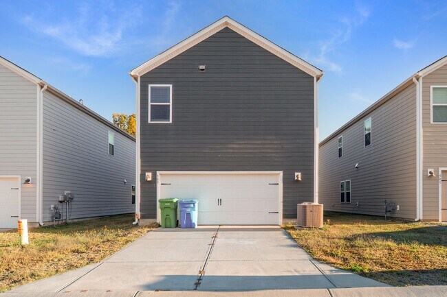 Building Photo - Beautiful and Spacious Home in the Heart o...