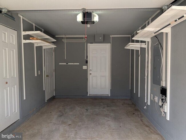 Building Photo - 1891 Crescent Park Dr