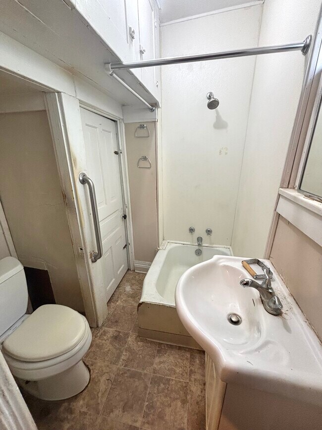 Building Photo - 1109 W Washtenaw St