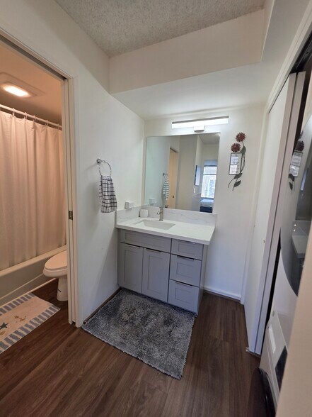 Building Photo - 411 Hobron Ln