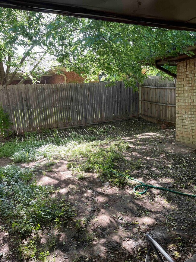 Building Photo - Duplex in Desoto