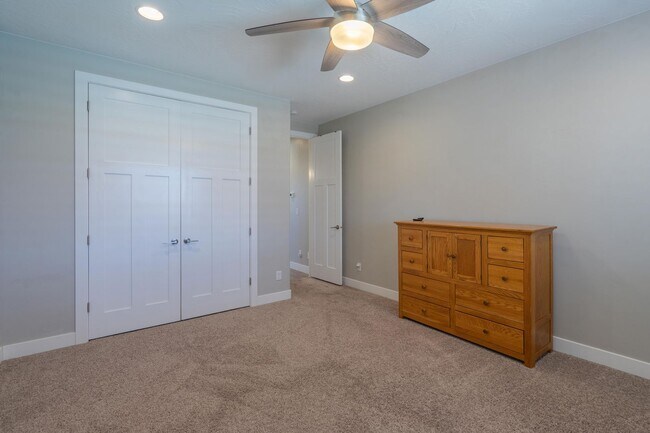 Building Photo - Stunning 5 Bed, 3 Bath Home with a 3 Car Garage