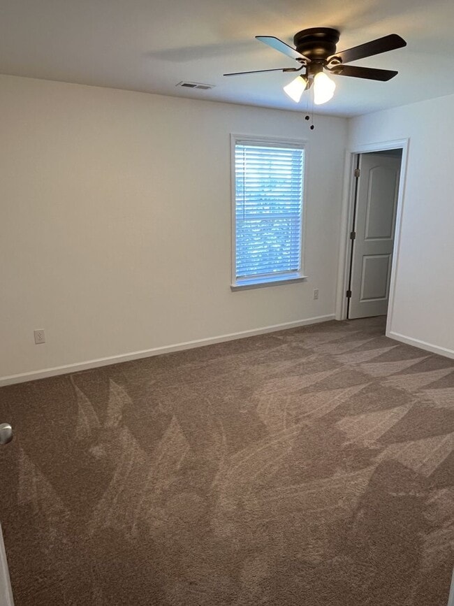 Building Photo - Large, Newer 4 Bedroom + Office and Loft i...