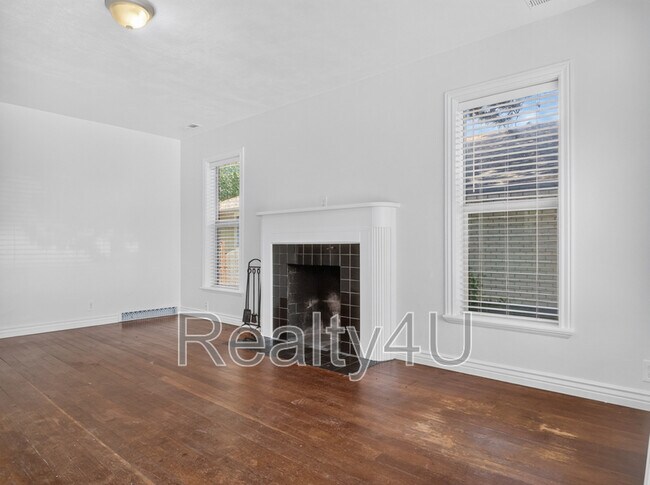 Building Photo - 380 400 S