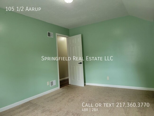 Building Photo - Spacious 4 Bed, 2 Bath Apartment with Mode...