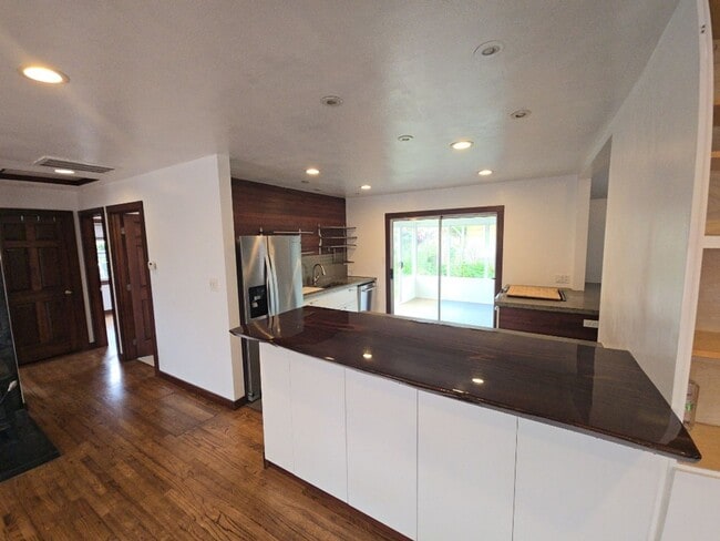 Building Photo - Beautifully designed 2BD/1BA home located near Henderson Center!