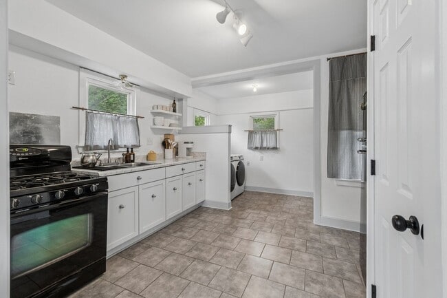 Building Photo - Charming 3-Bedroom Home with Modern Finishes and Inviting Patio!