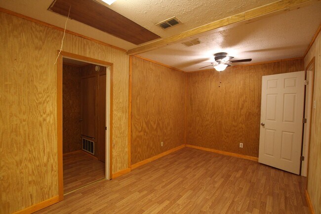 Building Photo - Coming Soon! 3 Bedroom 2 Bath in Bullard! Large Shop!