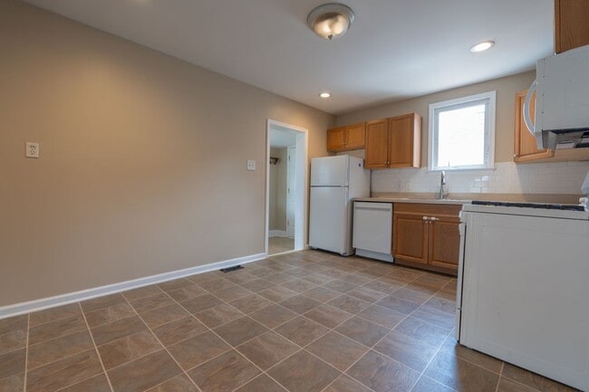 Building Photo - BEAUTIFUL 3 Bedroom Home in Little Creek!