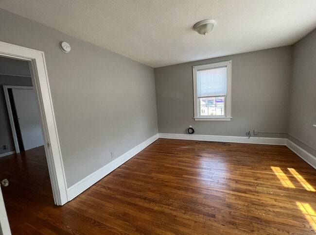Building Photo - 861 Farmington Ave
