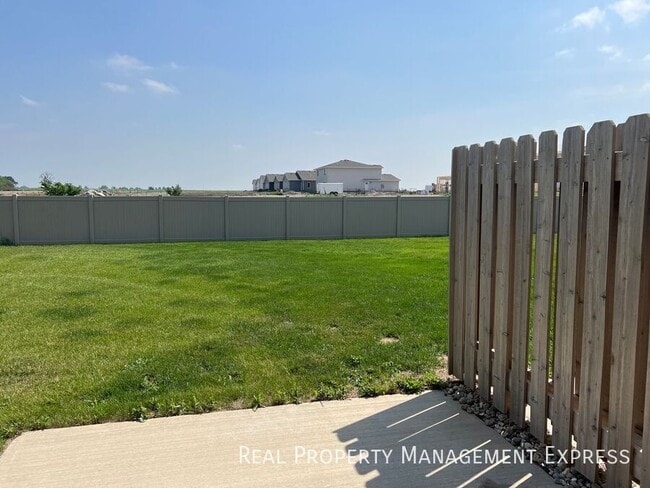 Building Photo - Beautiful 3 Bedroom 1.5 Bathroom Townhome!
