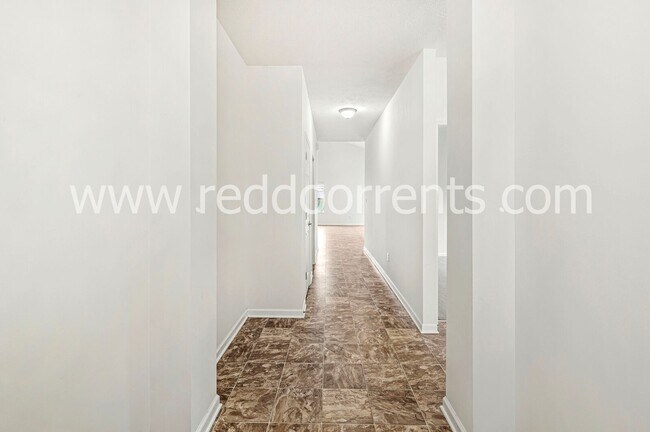 Building Photo - Family-Friendly Fortville Living