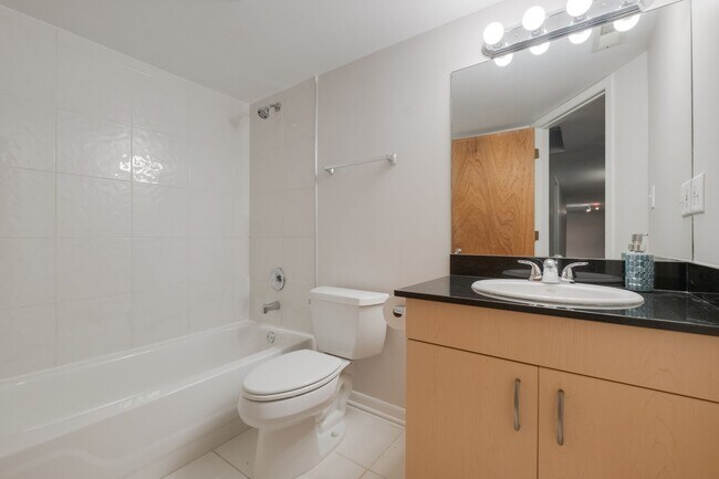 Building Photo - 4060 S Ellis Ave