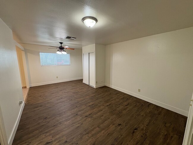 Building Photo - Spacious SE Tulare Home Near Shopping Cent...