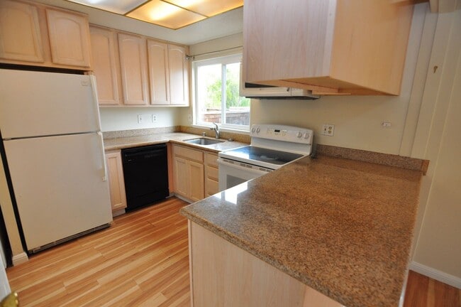 Building Photo - 532 Tyrella Ave