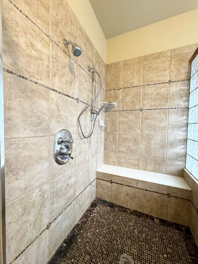 Building Photo - Stunning Executive 4 Bedroom 2 Bath Home in Northwest Loveland - 3-Car Garage!