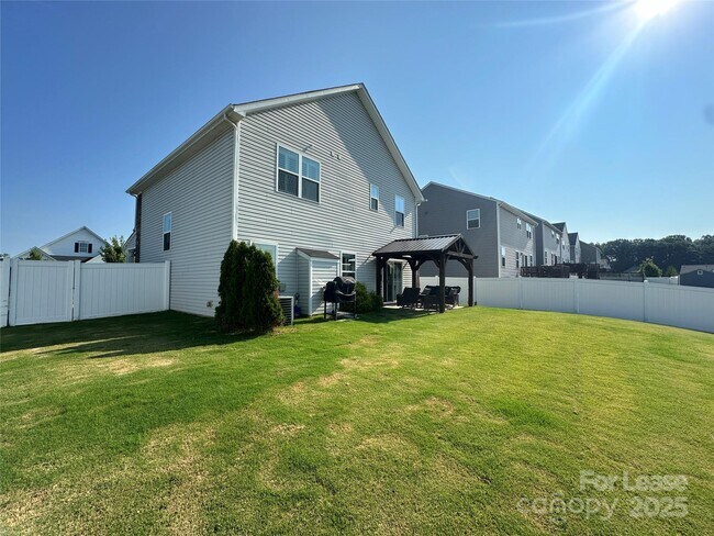 Building Photo - 1539 Spruce Ln