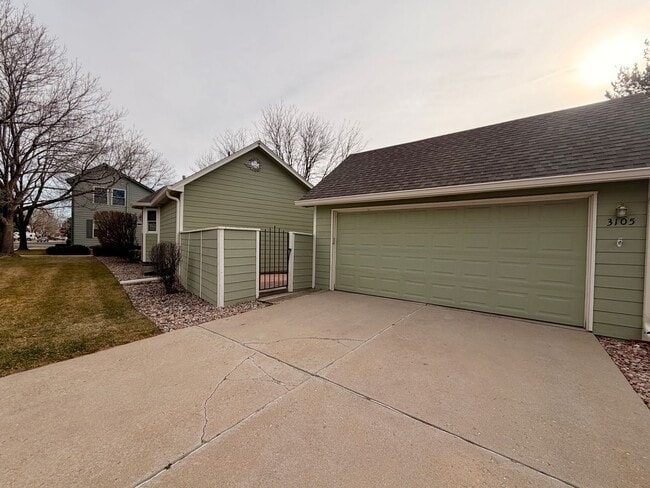 Building Photo - 5-Bed, 2.5-Bath Home Near MacIntosh Lake with Hardwood Floors, Gas Fireplace, and Finished Basement