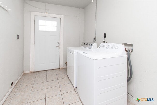 Building Photo - 2524 Berkett Dr