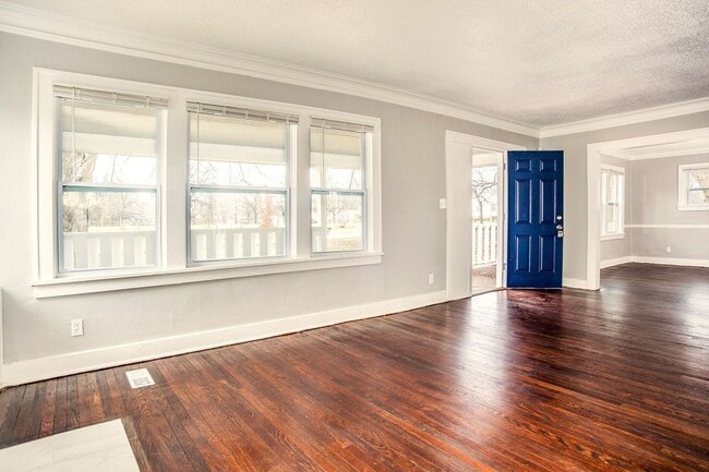 Building Photo - SEE IT NOW: Charming Updated Home in a Quiet Kansas City Neighborhood!