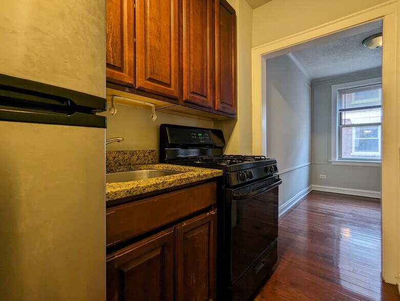 Building Photo - 546 W Surf St