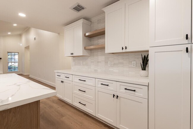 Building Photo - 1102 Ashdale Dr