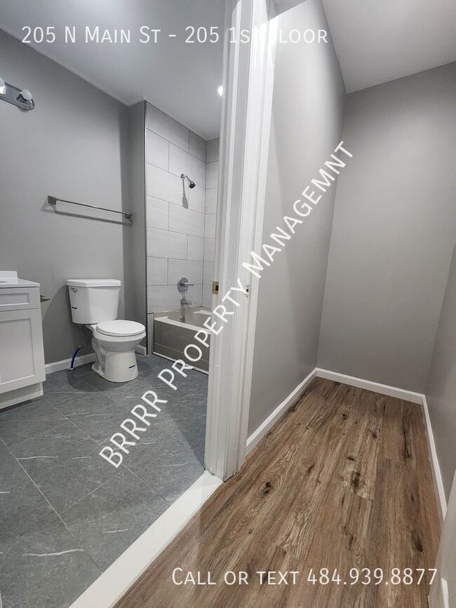 Building Photo - Modern 2 bedroom 1 bathroom 1st floor apar...