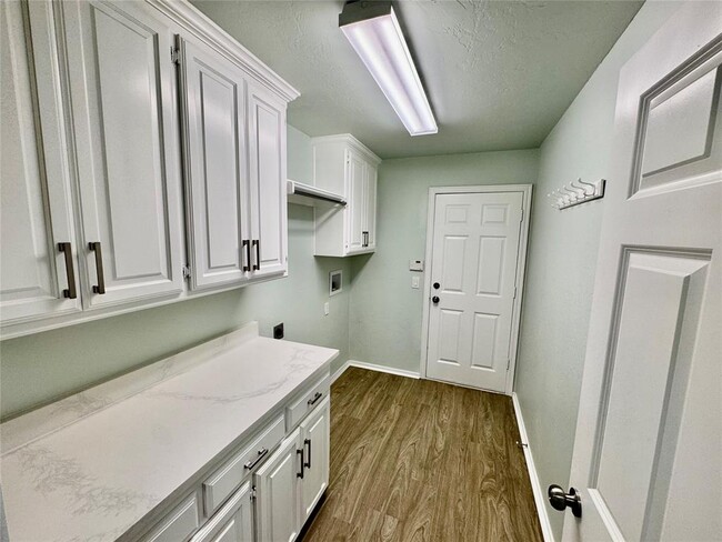 Building Photo - 10504 Walnut Hollow Dr