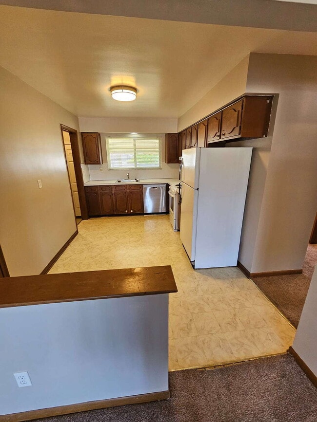 Building Photo - 2 Bedroom, 2 Bath Duplex, Huge Basement with 2-Car Garage – St. Clair Shores