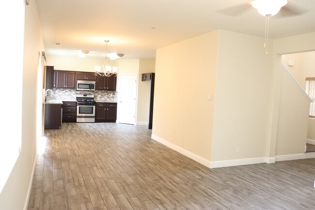 Building Photo - 864 Pinewood Ave