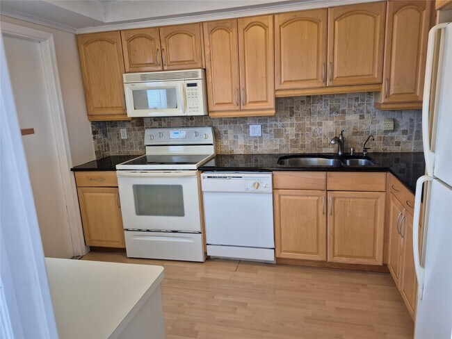 Building Photo - 3151 S Palm Aire Dr