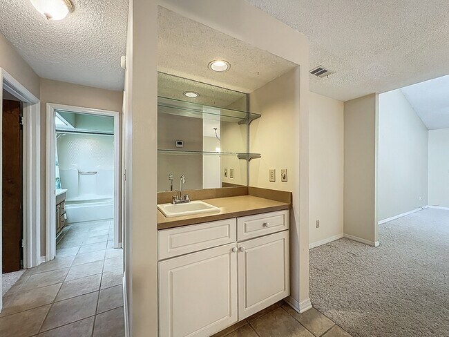 Building Photo - 330 Markley Ct