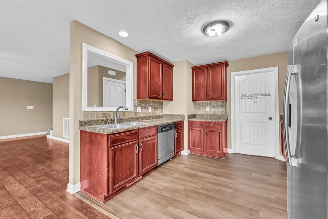 Building Photo - Wonderful 2-story home close to Ft. Campbell