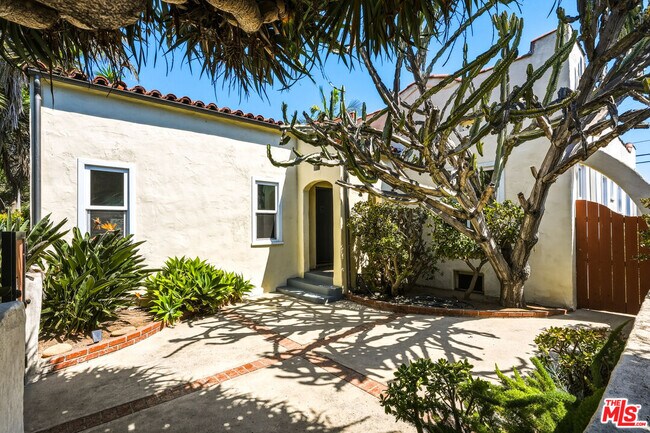 Building Photo - 2613 Cloverfield Blvd