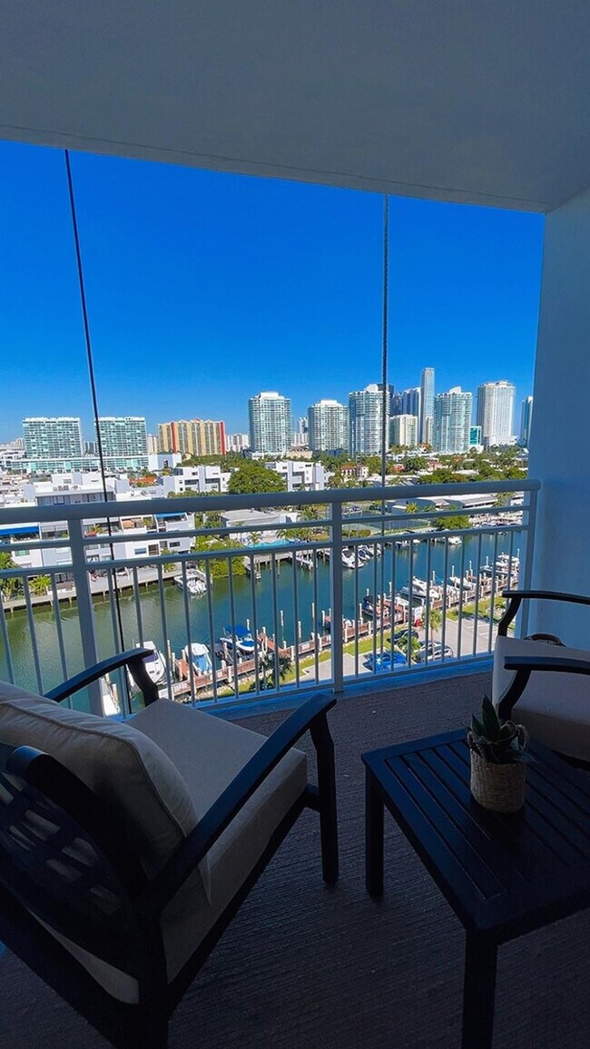 Building Photo - 400 Kings Point Dr