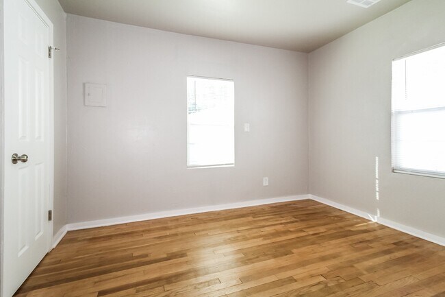 Building Photo - 206 W Kittyhawk Dr