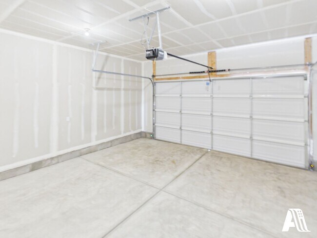 Building Photo - 447 E 650 N