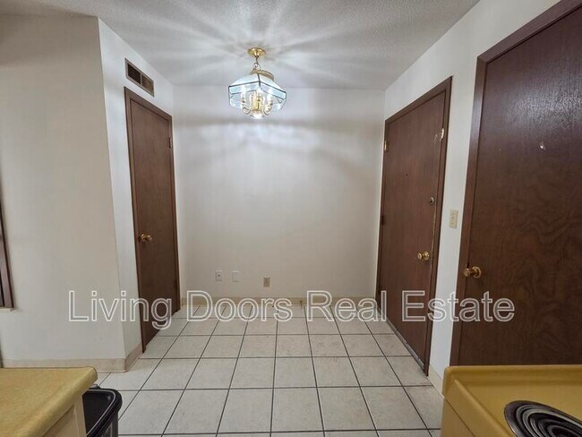 Building Photo - 814 S 18th St