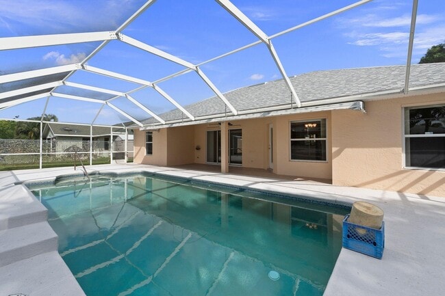 Building Photo - 2466 SE Renick Ave