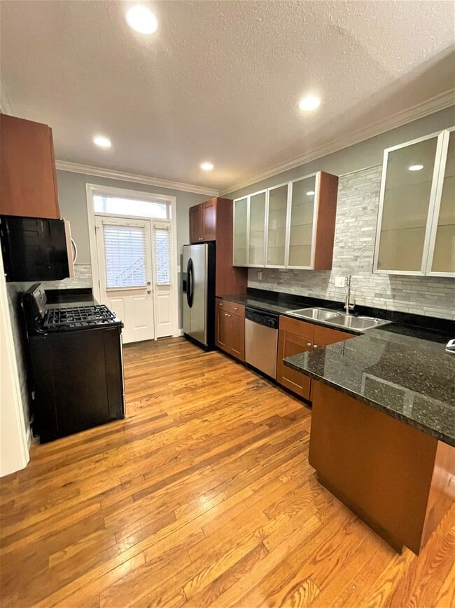 Building Photo - $1750 - Spacious & Updated 2B/2B Main Floo...