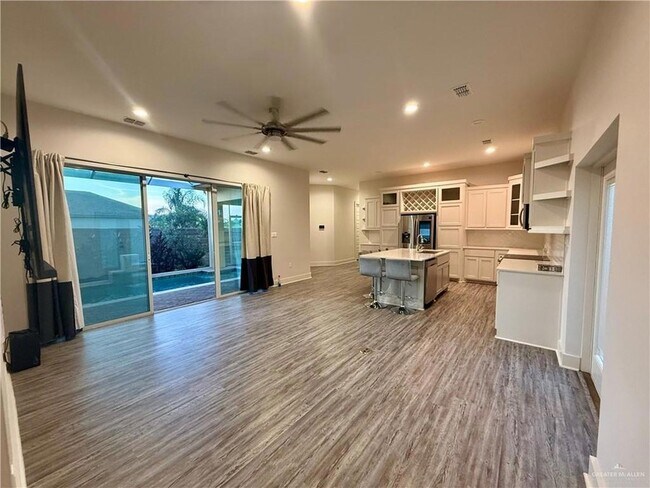 Building Photo - 3403 Lago Washington