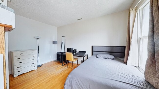 Building Photo - 6 Bedroom Apartment in Science Hill, close to downtown! (Laundry In Unit)