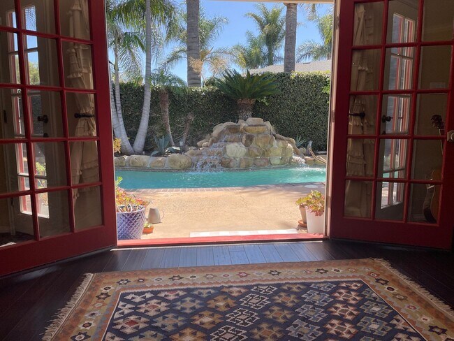 Building Photo - Spacious East Ventura 4 Bedroom 2 Bath Pool Home