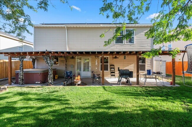 Building Photo - Beautiful & Spacious 4-Bedroom Home with 3...