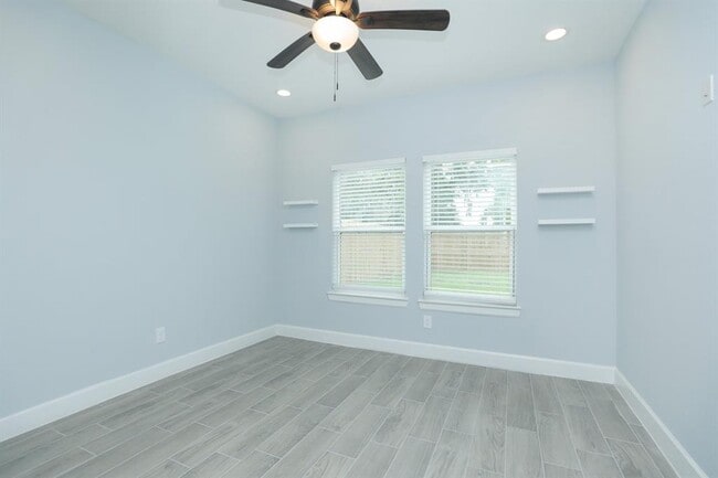 Building Photo - 322 S Amherst Dr