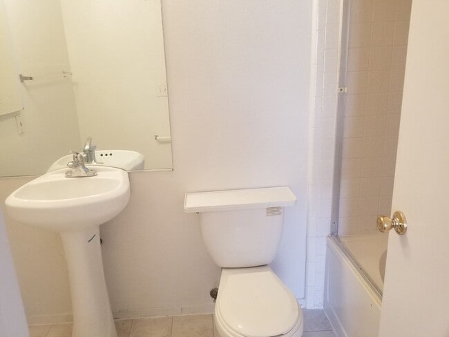 Building Photo - SW 3 Bedroom Condo!