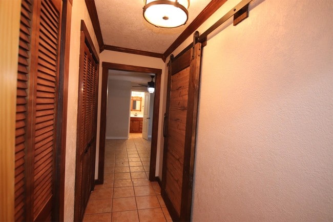 Building Photo - 890 Parsons Dr